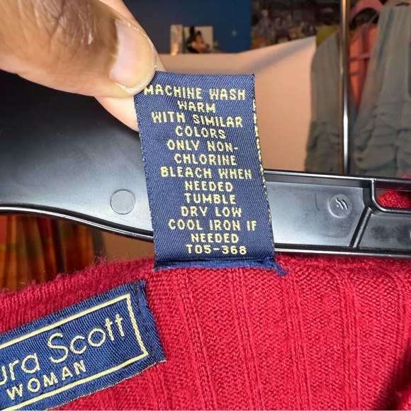 Laura Scott size 3X Red Knit V-Neck Top - Picture 3 of 4
